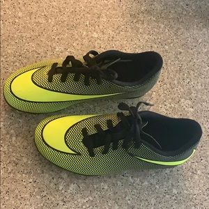 Nike soccer shoes kids 1Y